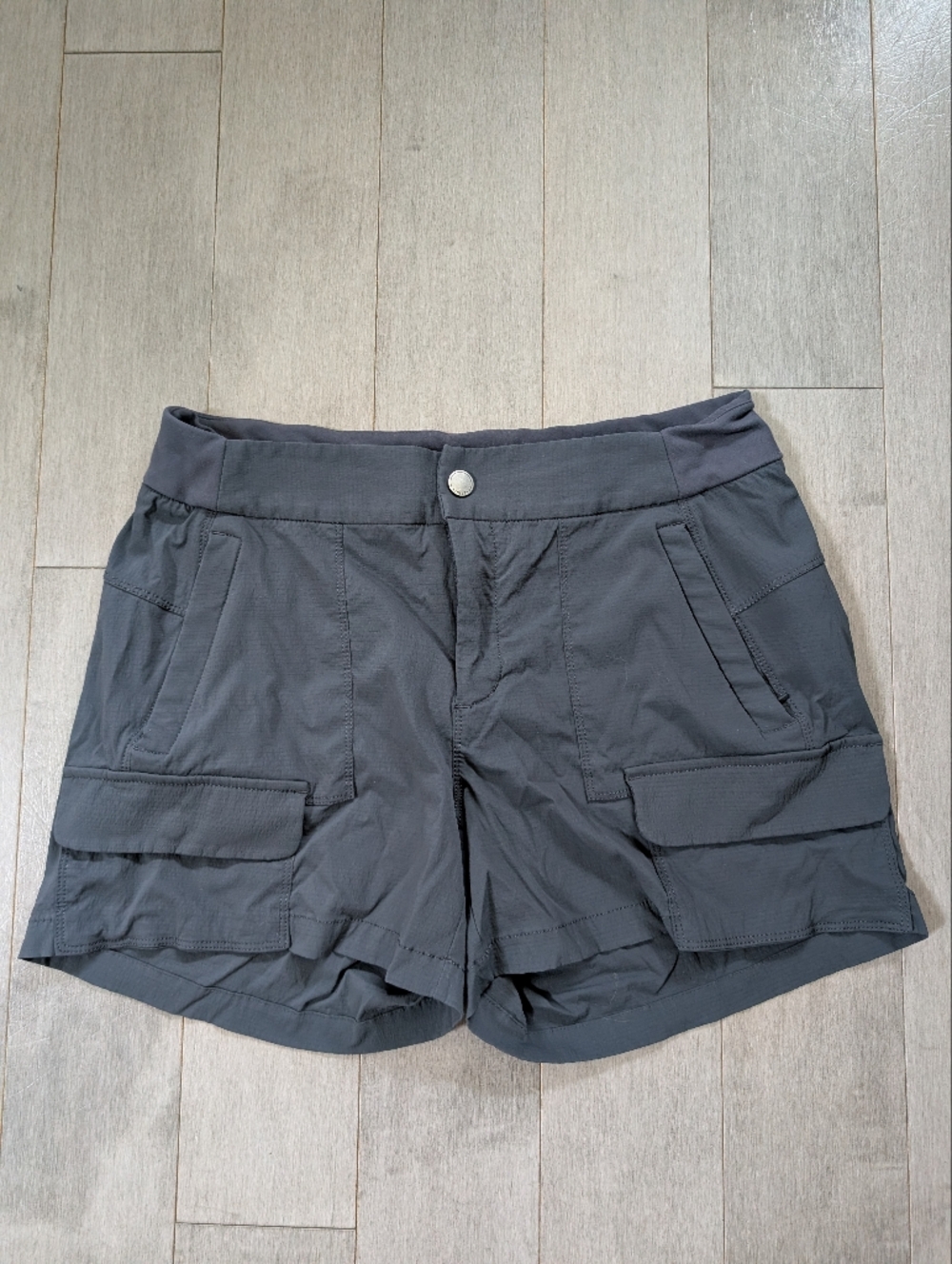 Athleta Gray Trekkie utility cargo hiking shorts Size 10